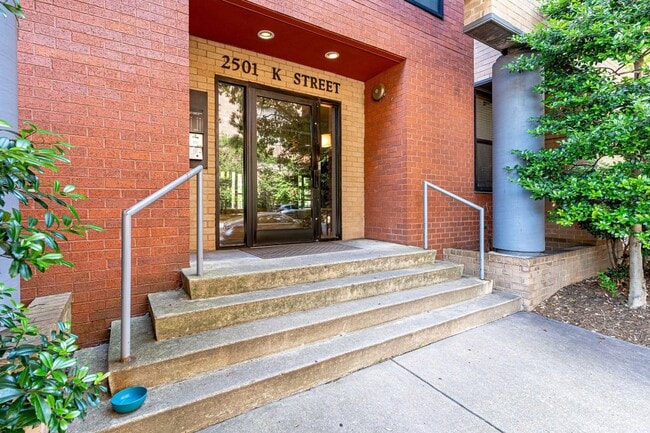 Building Photo - Beautiful One Bedroom in the Heart of Foggy Bottom| Water and Gas Included!