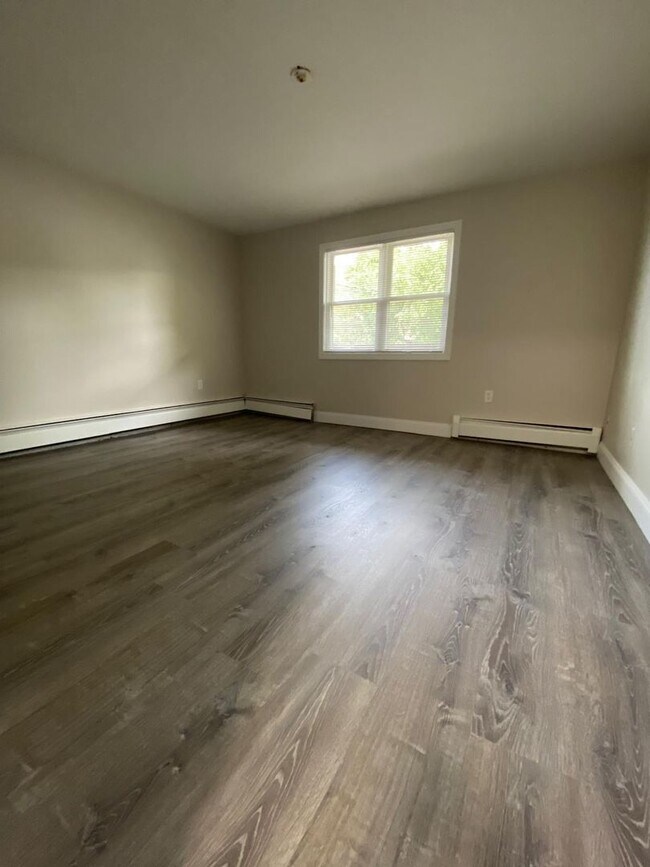 Building Photo - Fully Renovated 2 Bed with Heat, Hot Water...