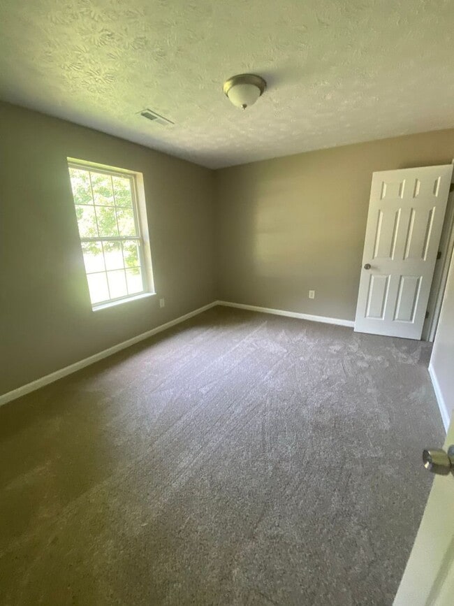 Building Photo - 3 bedroom 2 bath home