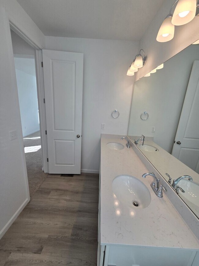 Building Photo - Brand New Aurora Highlands Ranch