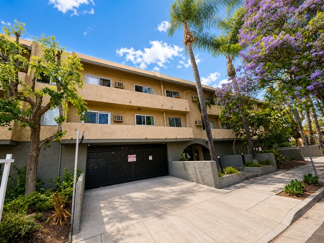 Building Photo - 1351 N Orange Dr