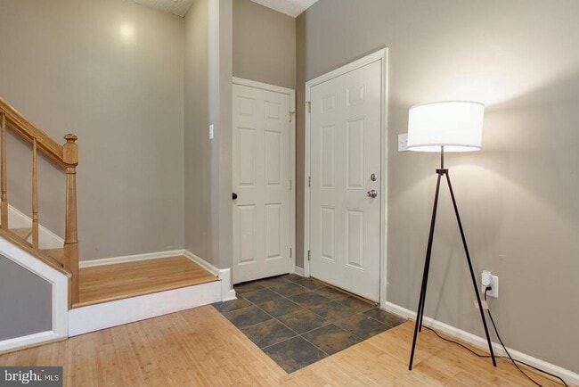 Building Photo - 3400 Oak W Dr