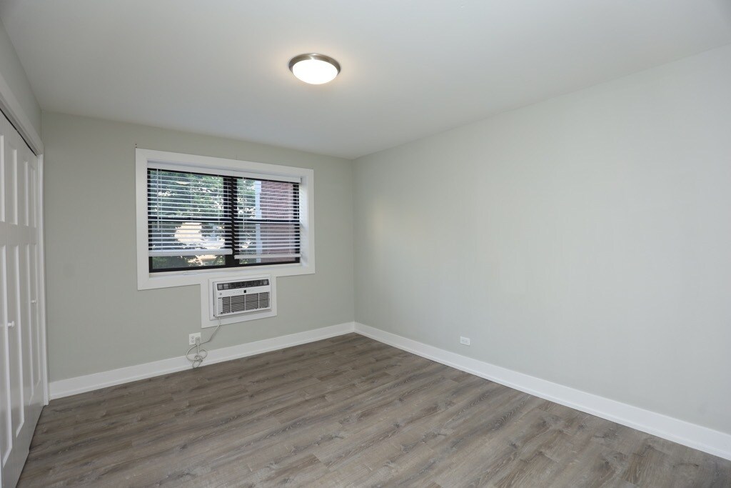 Building Photo - 533 W Surf St