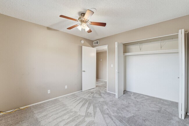 Building Photo - Beautifully maintained 3-bedroom, 2.5-bath Condo in the heart of Phoenix!