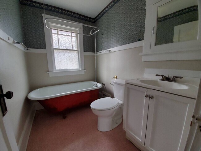 Building Photo - Immaculate 4 Bedroom Single Family with Central AC and Detached Garage, parking lane, and Large B...