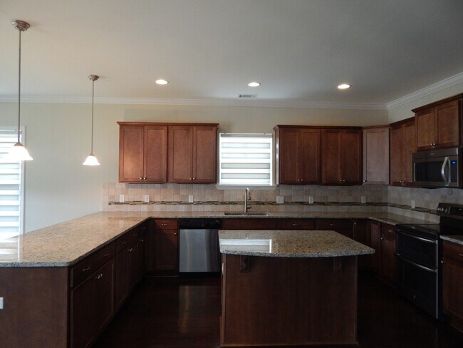 Building Photo - Spacious 6 bedroom, 4 bathroom home!