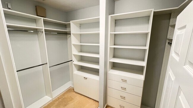Building Photo - Available NOW! Stunning 4-Bedroom Home in ...