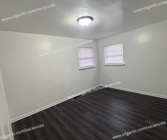 Building Photo - Spacious 3 Bedrooms • 1 Bathroom Home. Comfortably updated with classic charm and modern finishes...