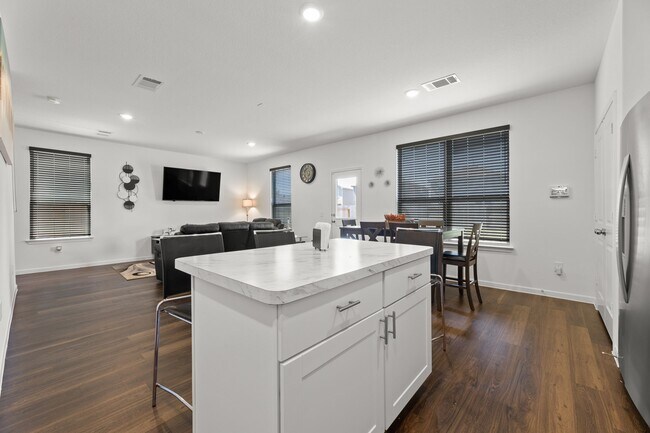 Building Photo - 16424 Big Hickory Dr