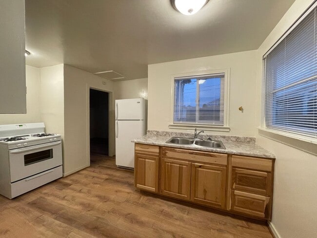 Building Photo - 2015 B St