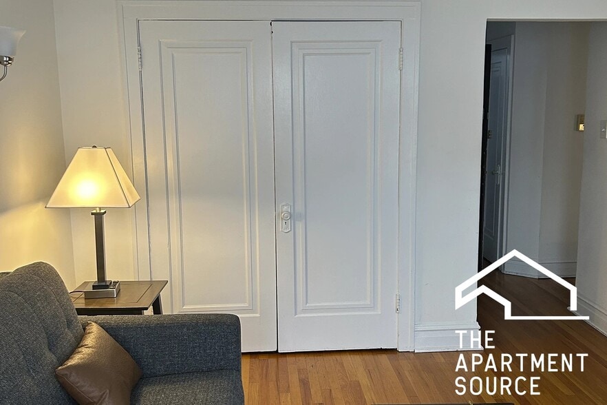 Building Photo - 1911 W Larchmont Ave