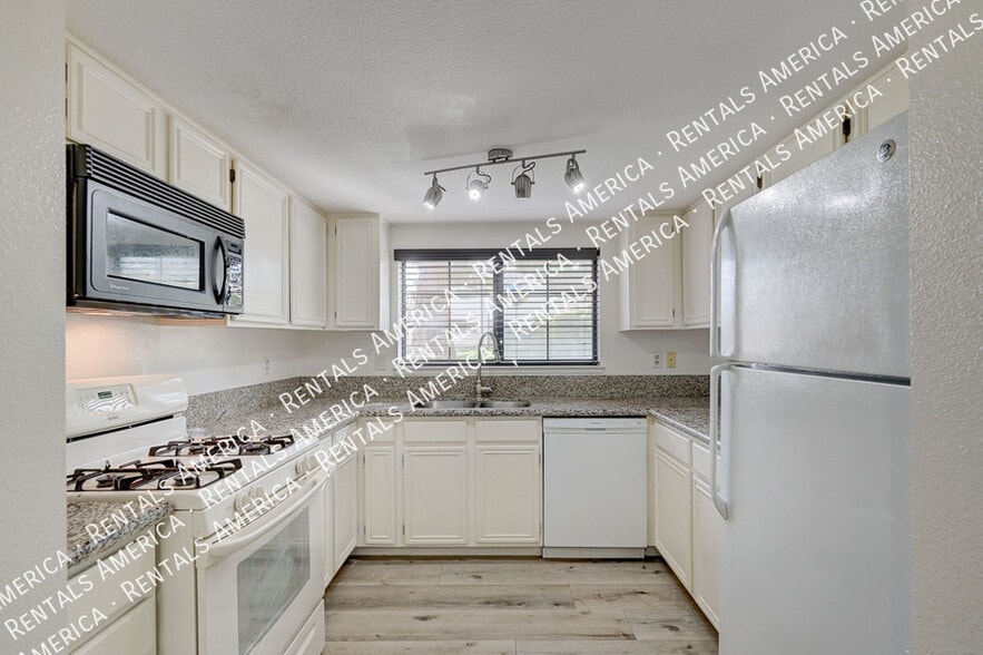 Building Photo - 101 Luna Way