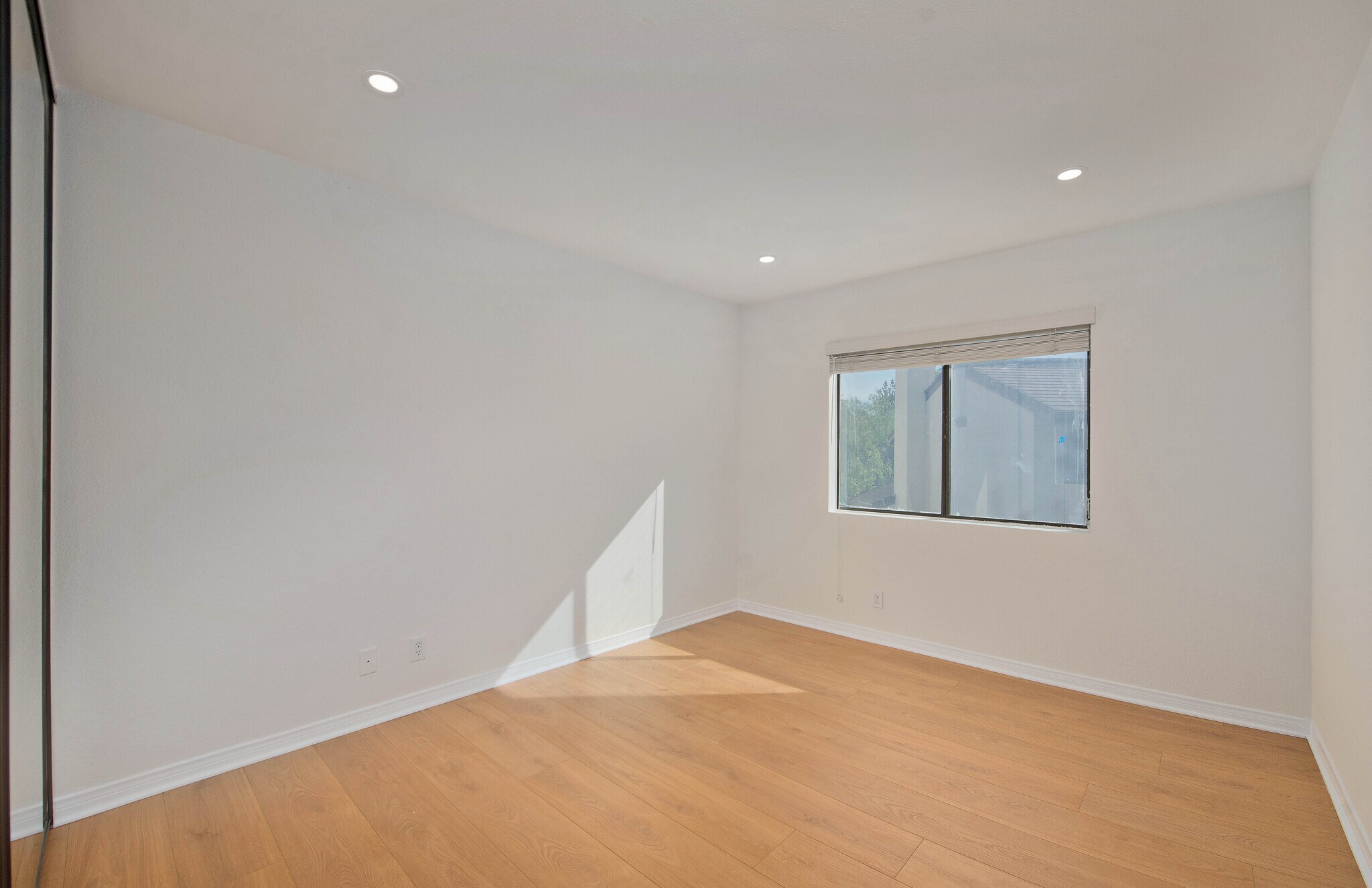Building Photo - 5757 Owensmouth Ave