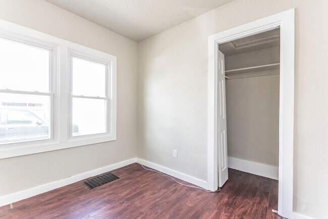 Building Photo - Spacious 2 bedroom 1 bath home