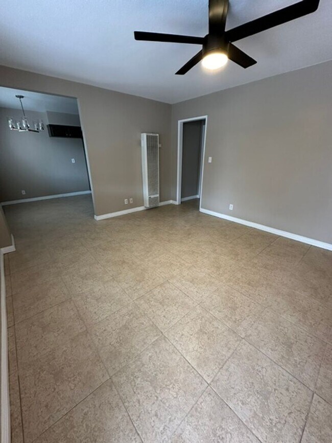 Building Photo - 405 S Kroeger St