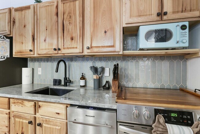 Building Photo - 3145 Ogontz Dr