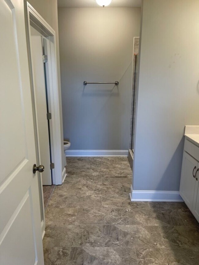 Building Photo - 3 Bedroom Townhome w/ 2 Car Garage