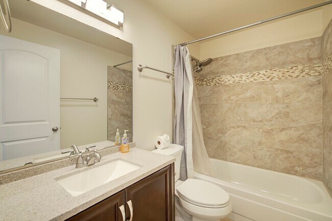 Building Photo - 3Bd/2.5Ba Kent House