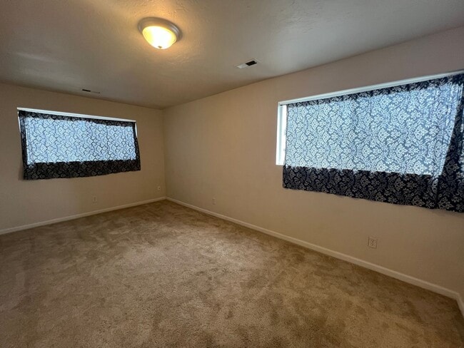 Building Photo - Downtown Bremerton Two Bedroom, Available Now!