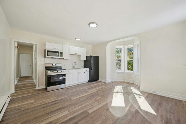 Primary Photo - 109 W Queen Ln