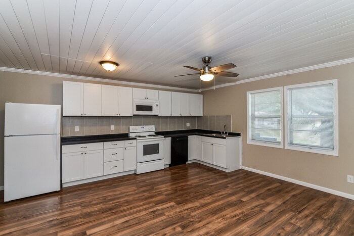 Building Photo - 6 Castle Ct