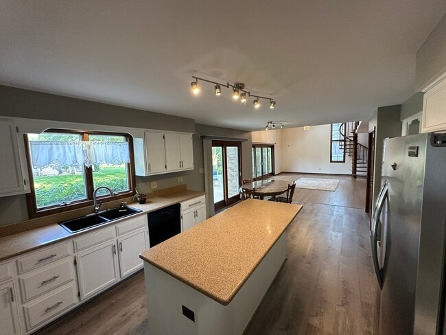 Building Photo - 1055 Knollwood Ln