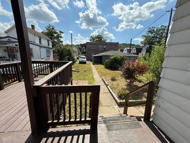 Building Photo - 3 bedroom home in College Hill