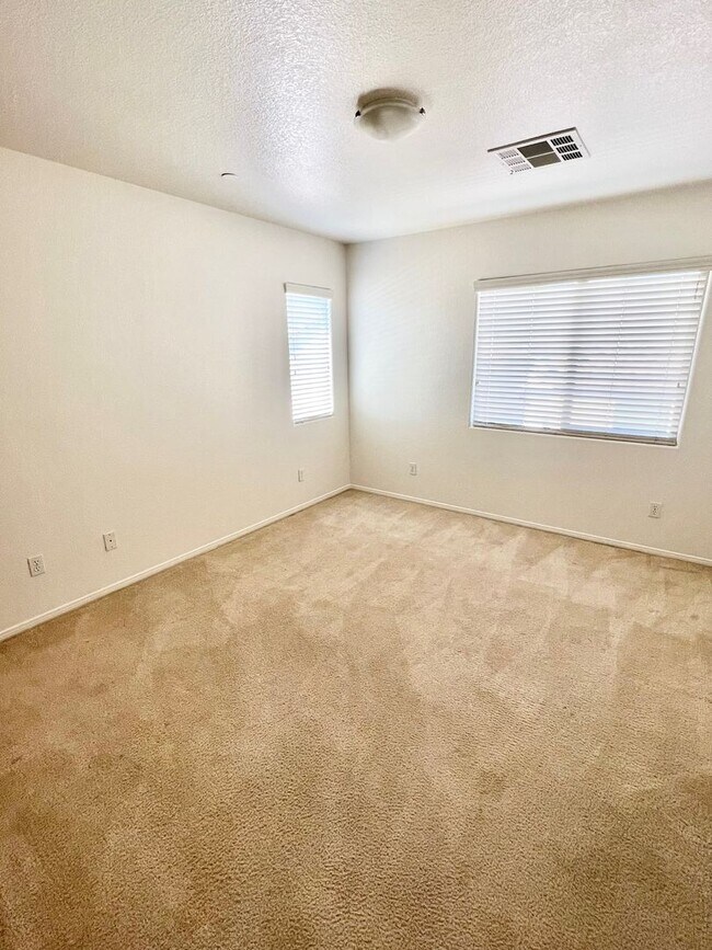 Building Photo - 3bd 3bth Gated