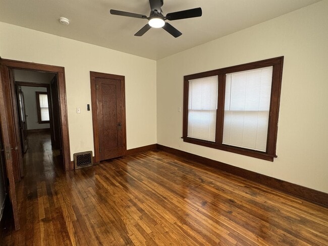 Building Photo - 207 S Elm St