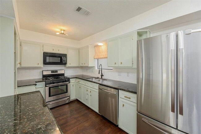 Building Photo - 801 E 3rd St