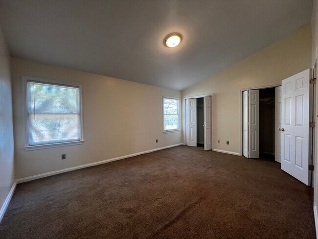Building Photo - Great Bridge Townhouse For Rent