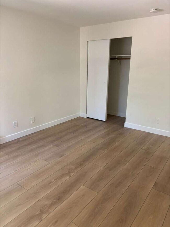 Building Photo - Beautiful remodeled ground floor 2 bedroom 1.5 bath