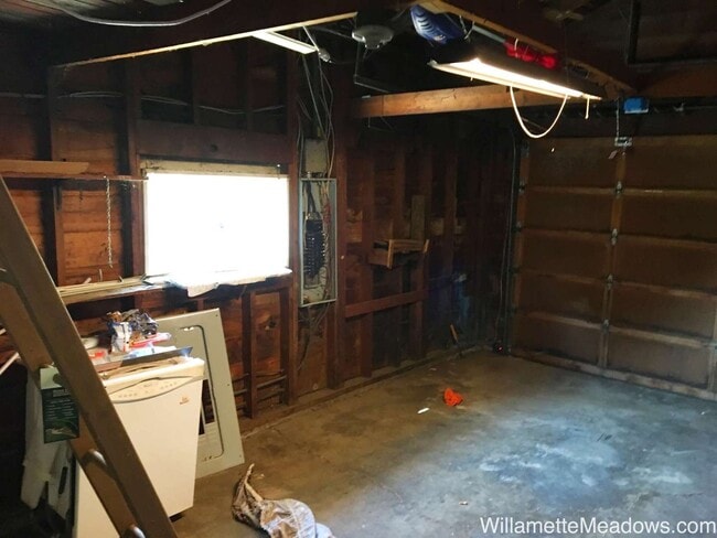 Building Photo - Charming Updated 3 Bedroom Home with A/C, Garage & Fenced Backyard in South Salem