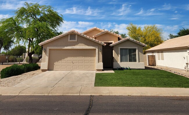 Primary Photo - 3 Bedroom Home in Westbank Estates Near E ...