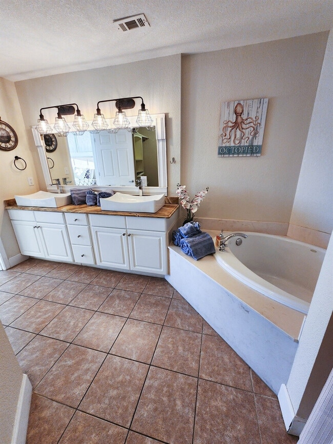 Building Photo - 16819 Front Beach Rd