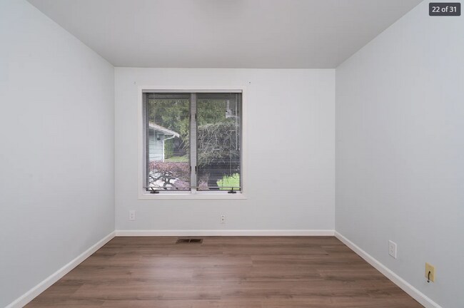 Building Photo - 3-bedroom Gem On Burlington Golf Course