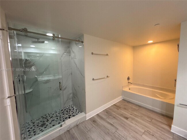 Building Photo - 950 Brickell Bay Dr