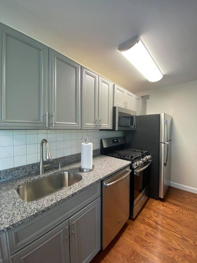 Building Photo - Cozy Studio Condo in Dupont Circle!