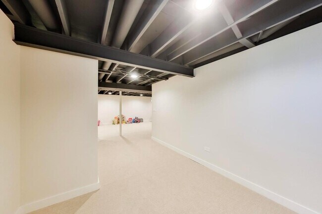 Building Photo - 539 S Evergreen Ave