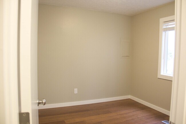 Building Photo - 2bed/2bath, W/D in unit, garage, and all d...