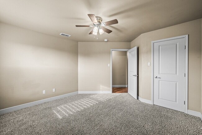 Building Photo - Spacious 3BR/2BA Duplex with 2-Car Garage & Stainless Appliances