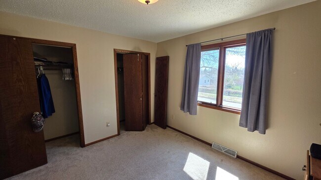Building Photo - Cute Twinhome is South/Central Bismarck