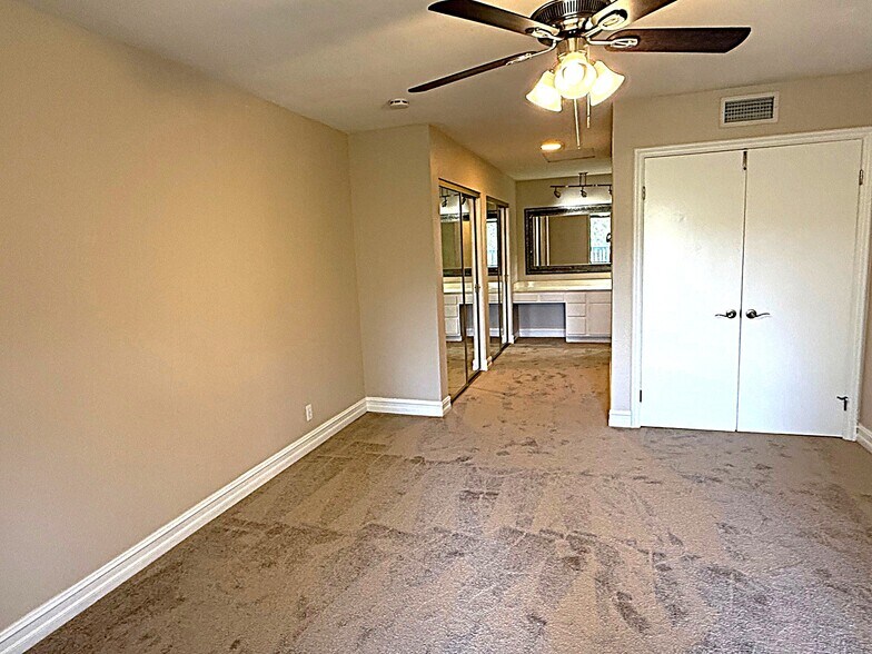 Very large primary bedroom - 545 S Ranch View Cir