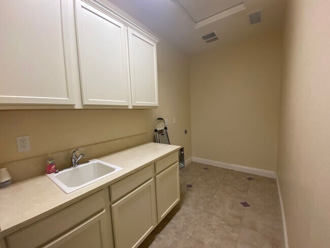 Building Photo - Sommersett 4 bedroom