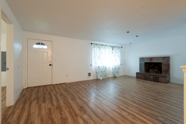 Building Photo - 938 E 65th St