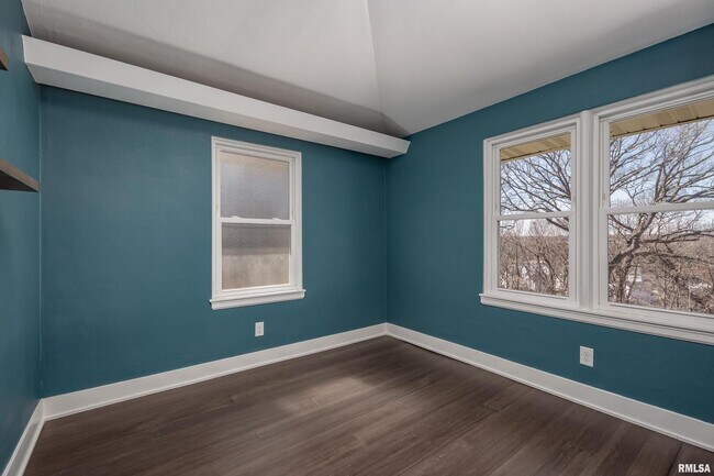 Building Photo - 4640 5th Ave