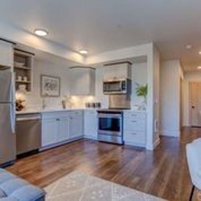Building Photo - Luxury top floor 2bd in the heart of Sellw...