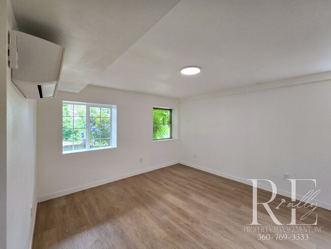 Building Photo - Cozy 1-Bed Duplex with Open Concept Living, Mini-Split Comfort & Apple Tree – Bremerton