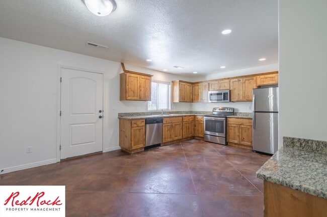 Building Photo - Charming 3 Bedroom Townhome with INTERNET INCLUDED & Dog-Friendly!