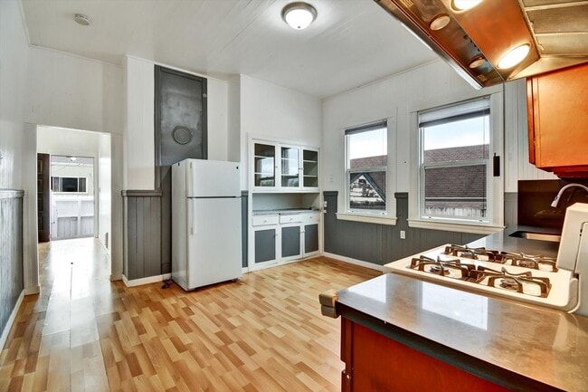 Building Photo - Three Bedroom House in Visitacion Valley